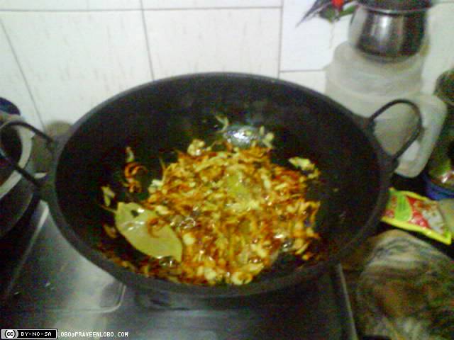 Deep fry onions with spices